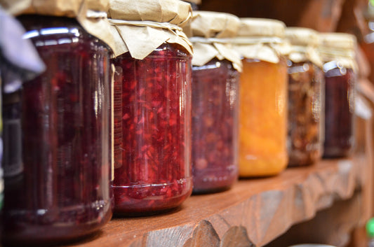 How to Choose Between Glass and Plastic Jars